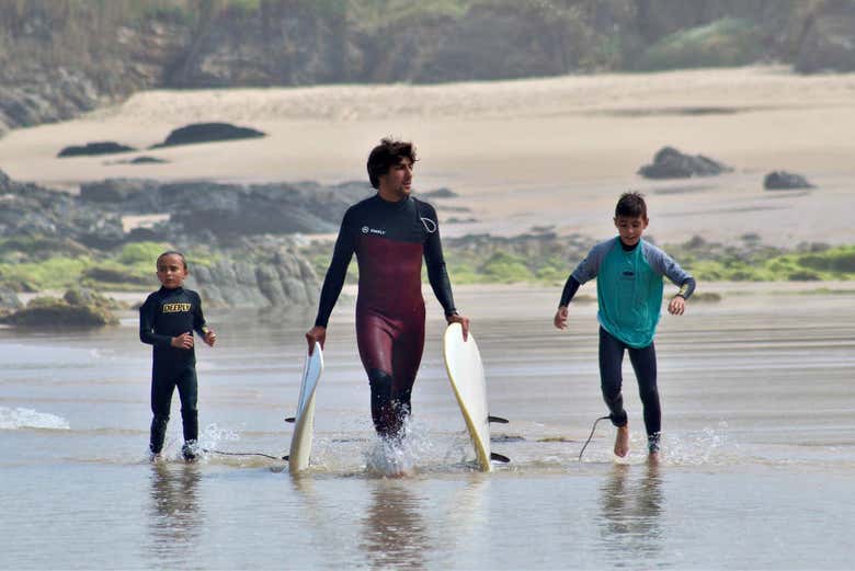 Alunos e instrutor entrando no mar