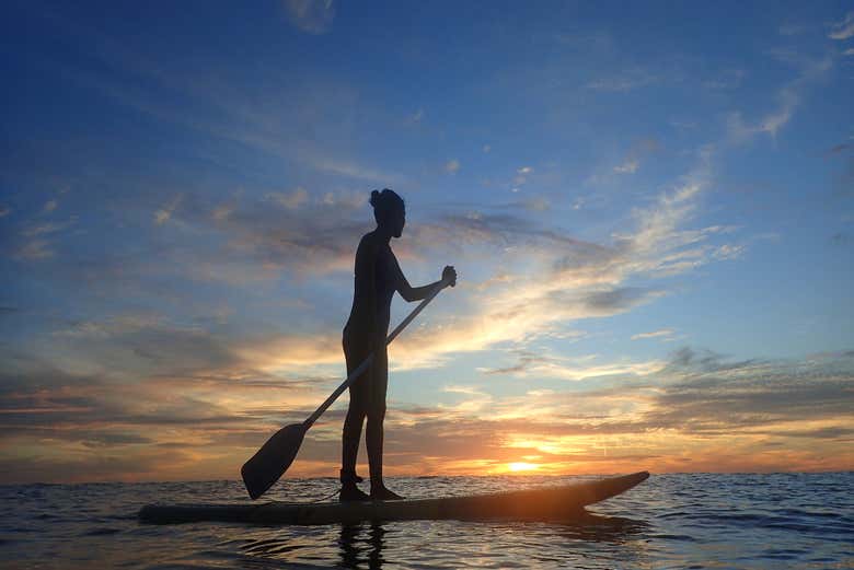 Paddle surf al atardecer