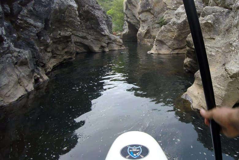 Navegando por el río entre rocas