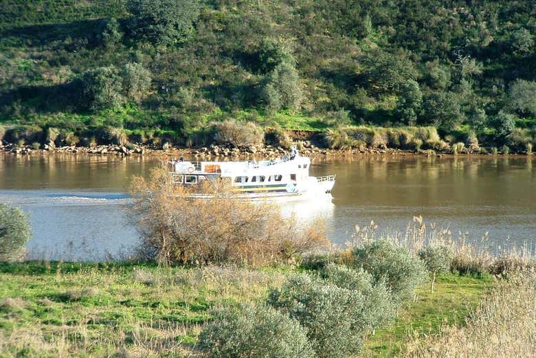 Preparados para percorrer o rio Guadiana de barco