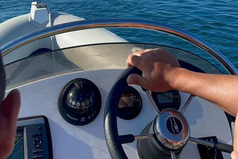 Lo skipper alla guida del motoscafo