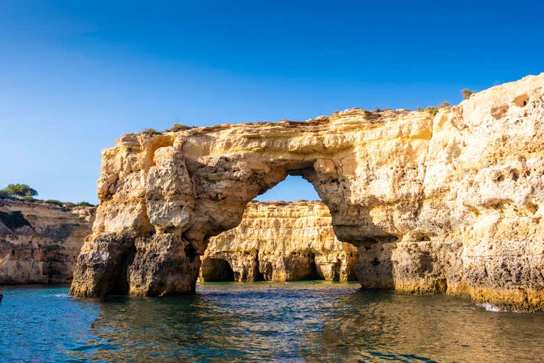 Arcos de pedra junto às grutas de Benagil