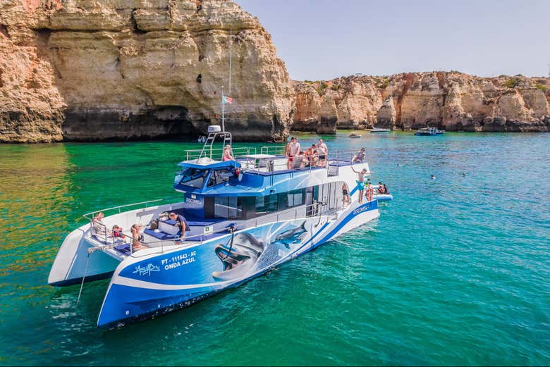 Catamarán junto a los acantilados del Algarve
