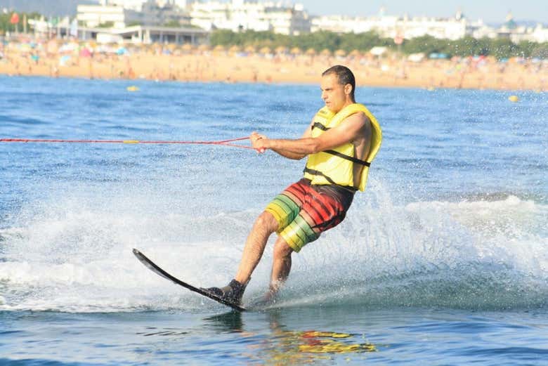 Facendo sci nautico