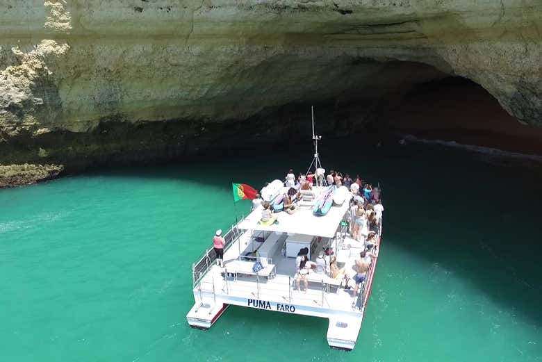 Você poderá fotografar as grutas de Benagil a bordo do barco