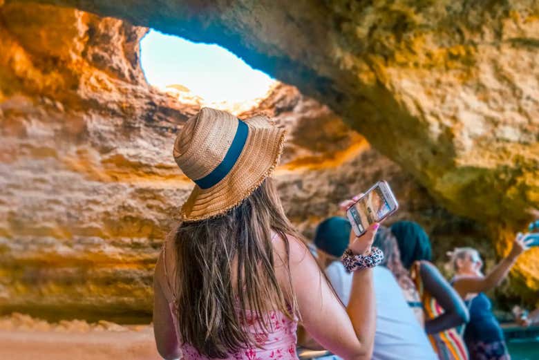 Disfrutando de la visita por las cuevas de Benagil