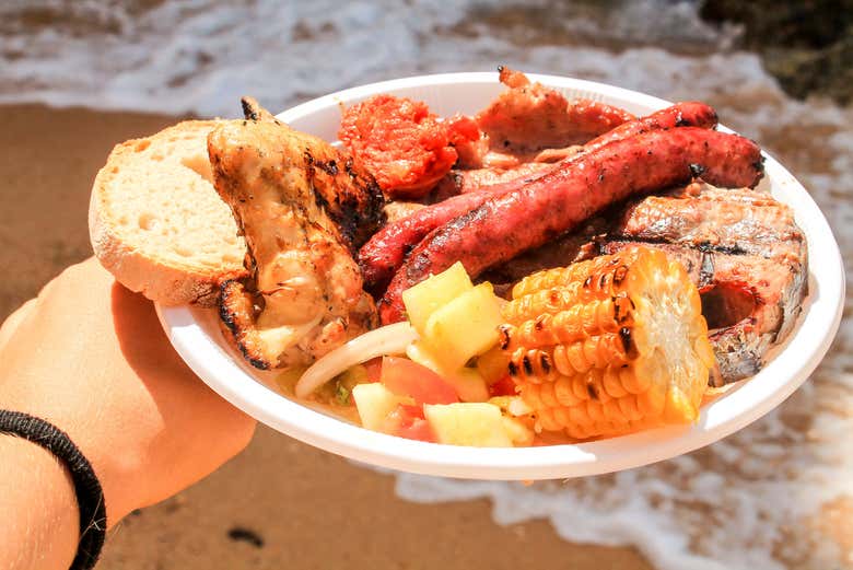 Desfrutaremos de um delicioso churrasco na beira da praia