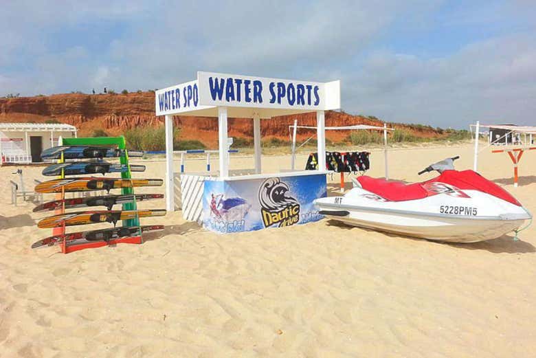 Moto d'acqua sulla spiaggia di Rocha Baixinha