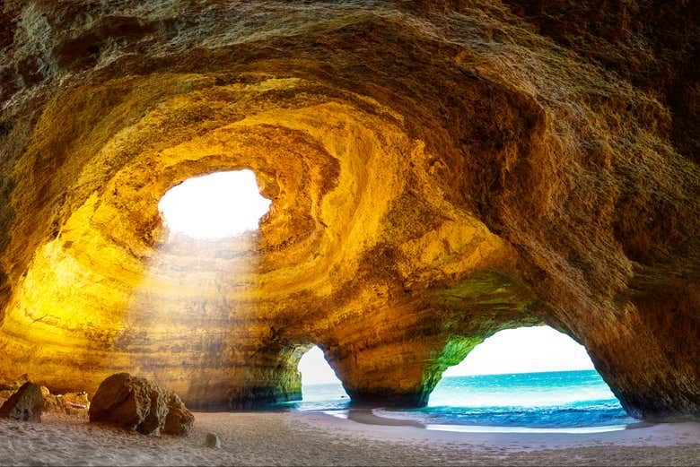 As grutas de Benagil são as mais famosas do Algarve