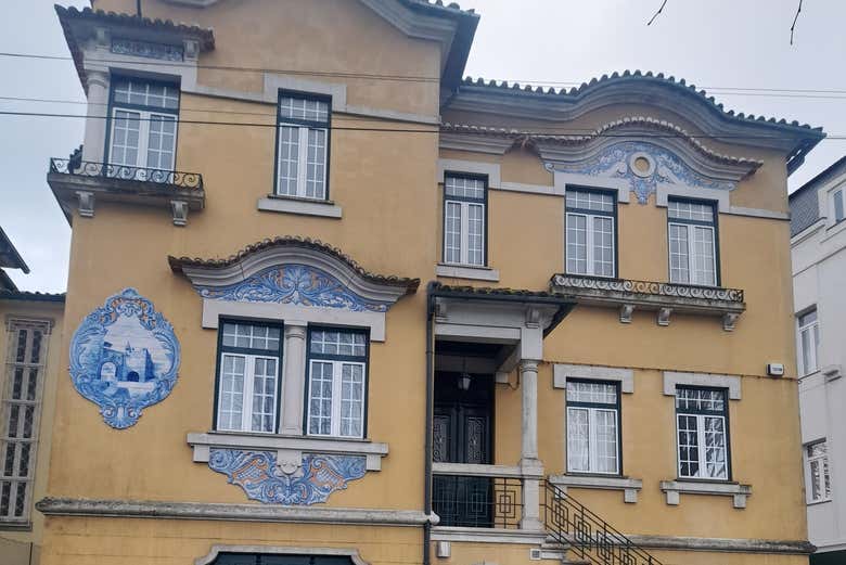 Fachada típica con azulejos en una casa de Viseu