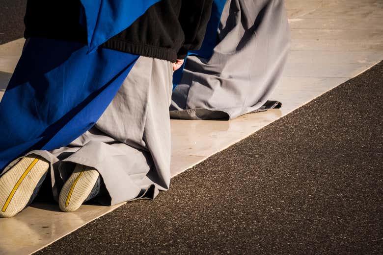 Uma freira rezando no Santuário de Fátima