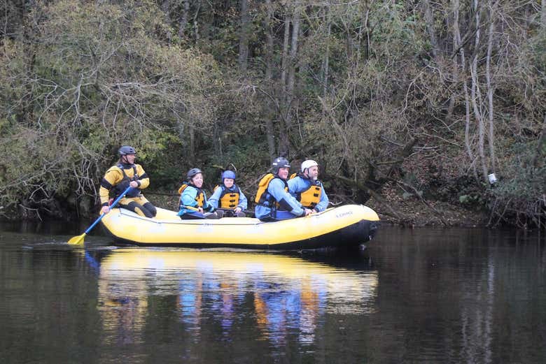 Practicando rafting en el río Tay