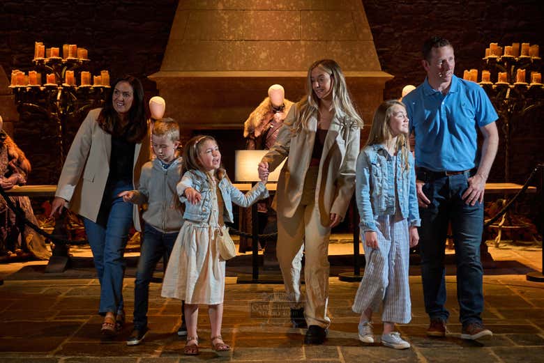 Uma família percorrendo os estúdios de Game of Thrones