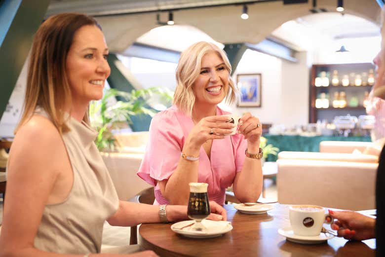 Tomando algo en la cafetería