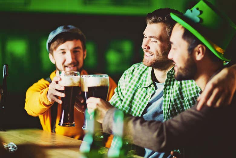 Degustando cerveza artesanal irlandesa