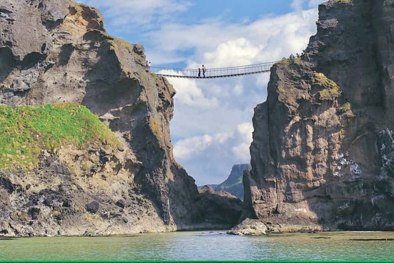 Podréis cruzar el puente colgante más famoso de Irlanda