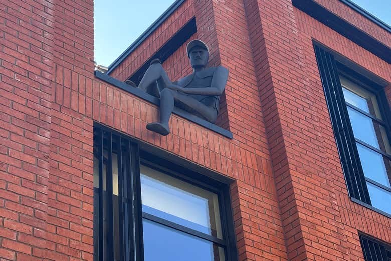 Estatua en uno de los edificios de Jewellery Quarter