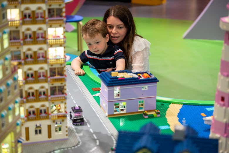 Una madre jugando con su hijo con las piezas LEGO