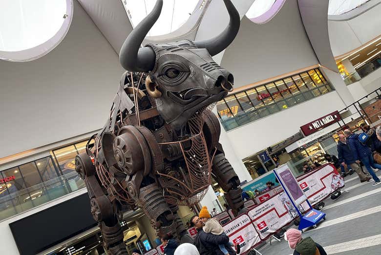 Toro de metal expuesto en el Bull Ring