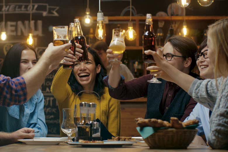 Amigos en un pub de Brístol 