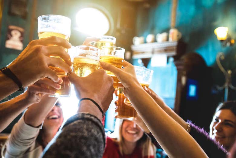 Brindis en un pub