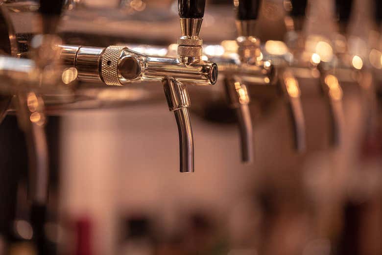 Grifos de cerveza en un pub