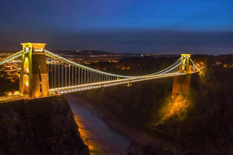 Vistas del Puente de Brístol por la noche