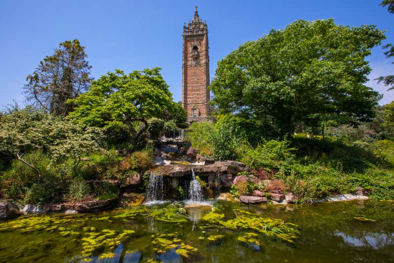 Exuberante vegetación junto a la Torre Cabot
