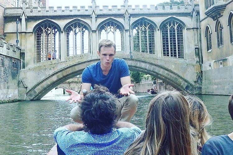 Os famosos barcos de Cambridge, conhecidos como punt