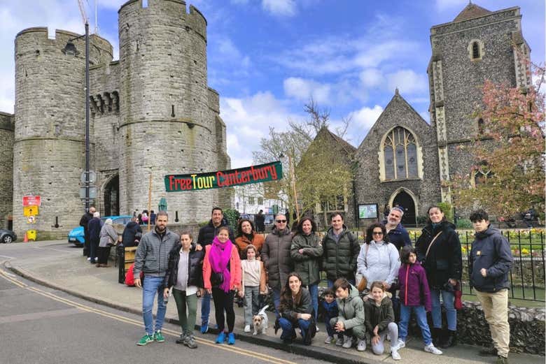Grupo recorriendo Canterbury