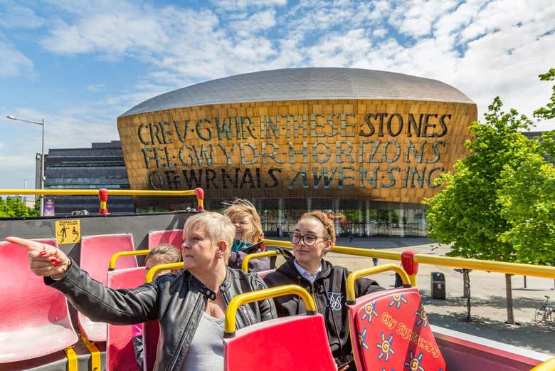 Bus turístico junto a la Bahía de Cardiff