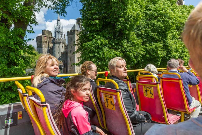 Descubriendo el casco histórico de Cardiff en bus turístico