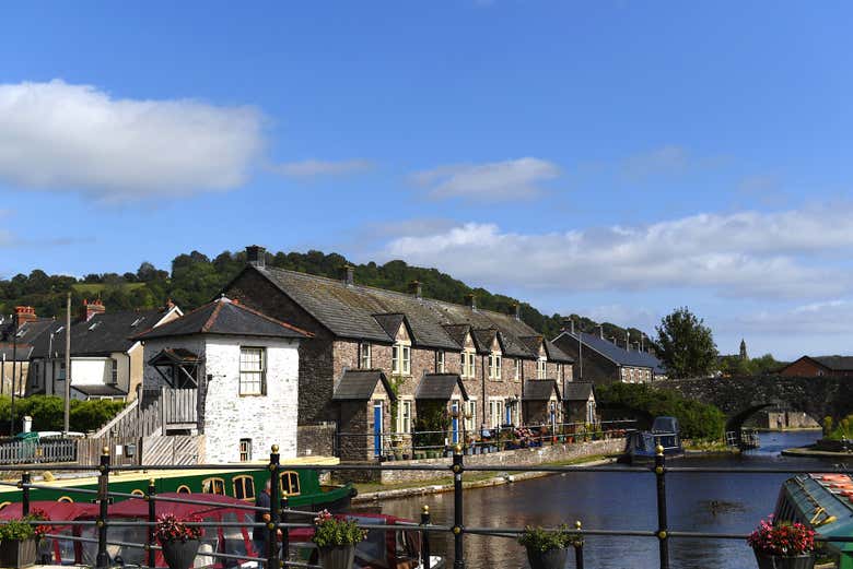 Vistas de las casas de Brecon a orillas del río Usk