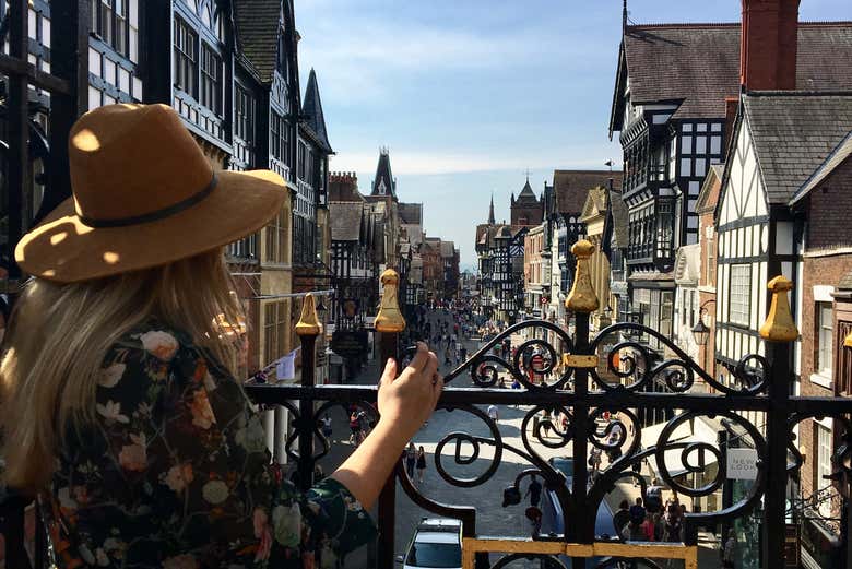 Apreciando las bonitas calles de Chester