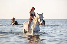 Paseo a caballo por la playa de Local Village