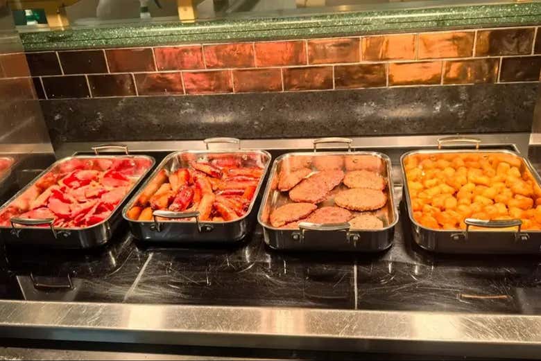 Buffet con diferentes platos