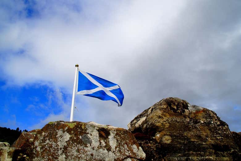 Contemplando la bandera escocesa en el castillo de Urquhart
