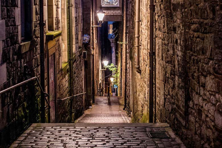 Callejón en el casco antiguo de Edimburgo