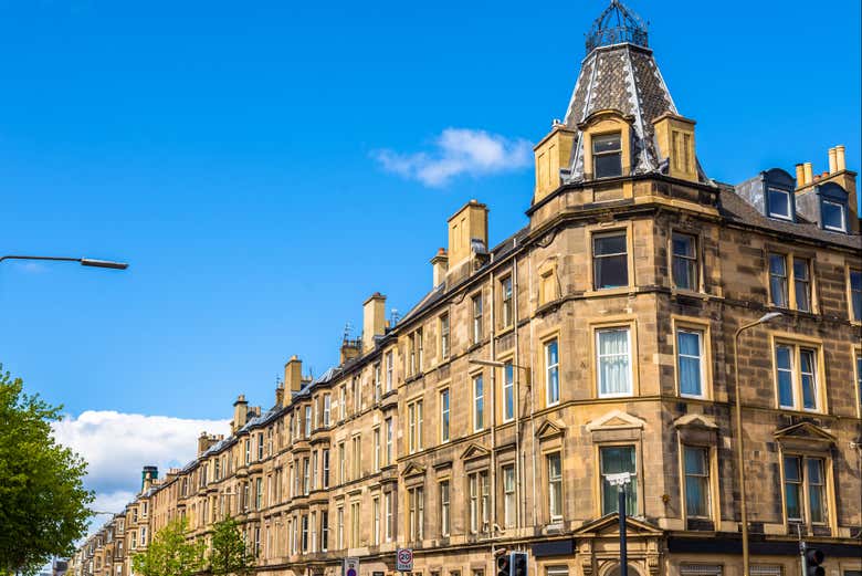 Contemplando los edificios residenciales del barrio