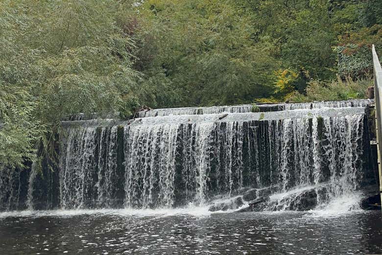 Una cascada del río Water of Leith 