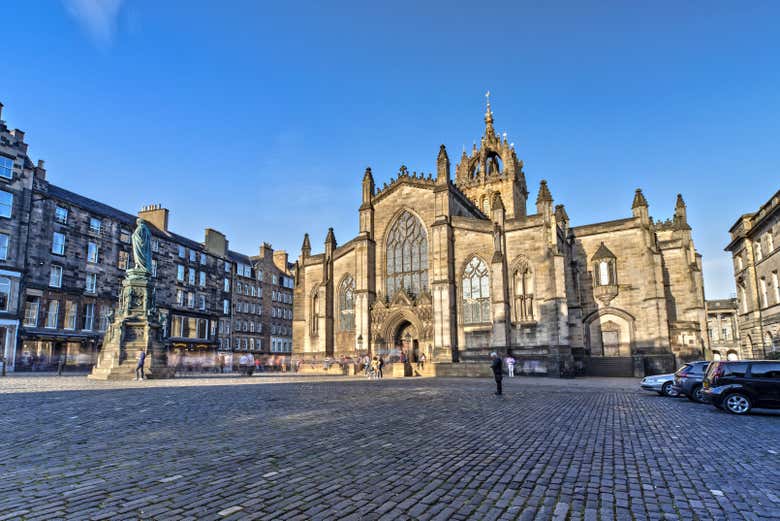 La Catedral de Edimburgo en un día soleado