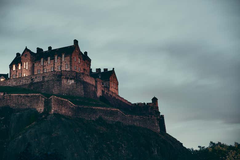Vue sur le château d'Édimbourg à la tombée de la nuit