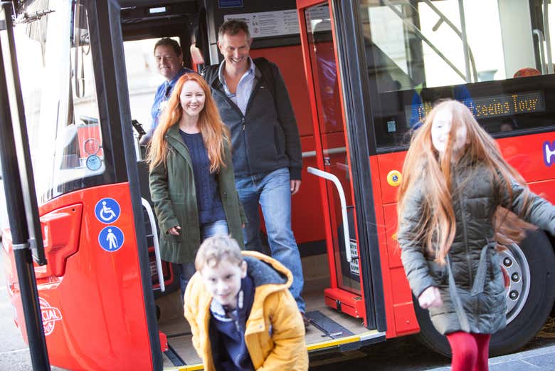 Scendendo a una delle fermate dell'autobus turistico