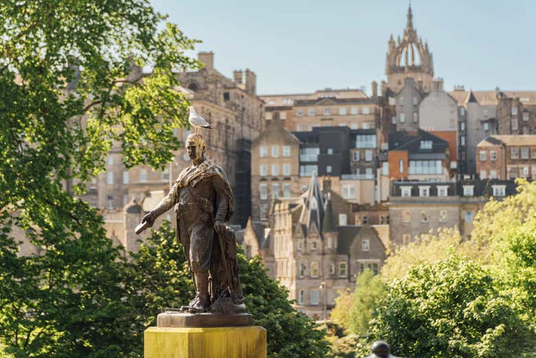 Descobrindo edifícios majestosos em Edimburgo
