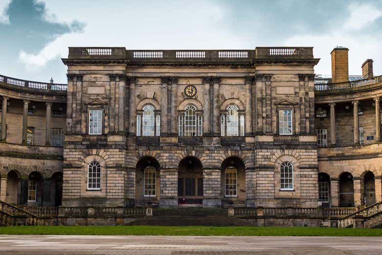 Fachada de la Universidad de Edimburgo