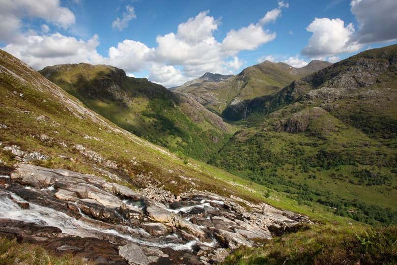 Valle de Glen Nevis en las Tierras Altas de Escocia
