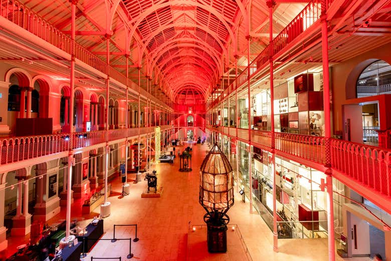 Museo Nacional de Escocia iluminado en color rojo 