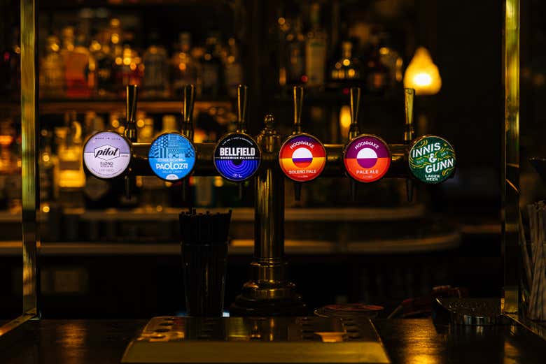 Grifos de varios tipos de cerveza