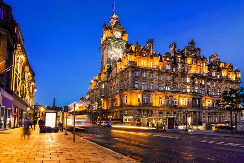 Una de las calles de Edimburgo al anochecer