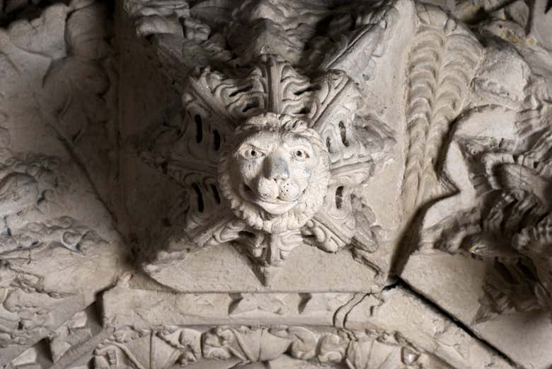 Admirez les sculptures et moulures de la chapelle